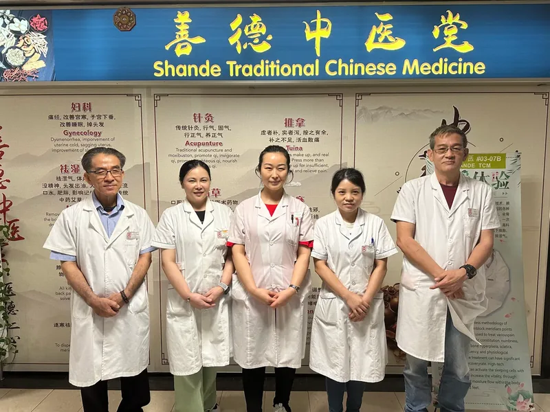 善德中医团队在金隆大厦诊所合照